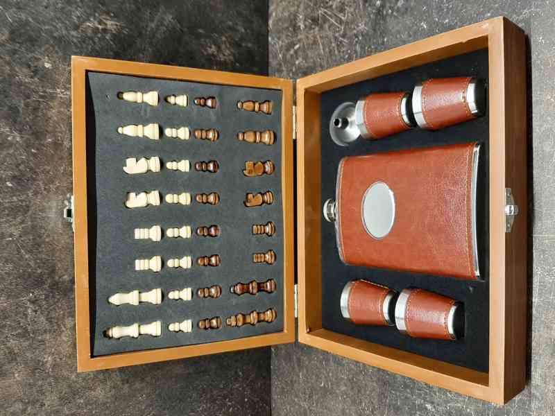 Placatka v kožence a šachy v dřevěné kazetě
