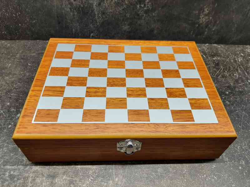 Placatka v kožence a šachy v dřevěné kazetě - foto 10