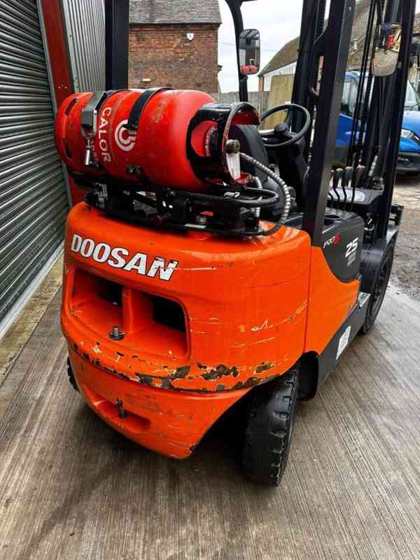 DOOSAN PRO5 25 rok 2016 2200hrs GAS 4,3m 2,5t FORKLIFT - foto 9