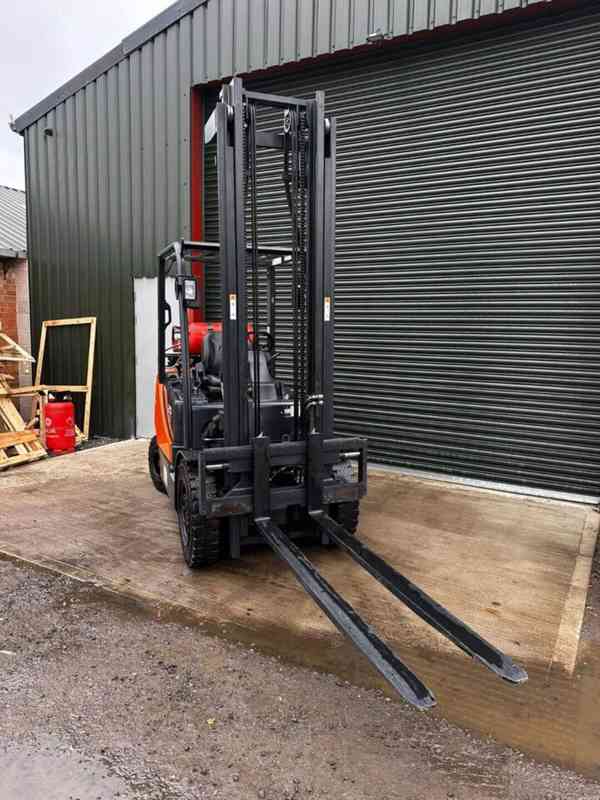 DOOSAN PRO5 25 rok 2016 2200hrs GAS 4,3m 2,5t FORKLIFT - foto 3