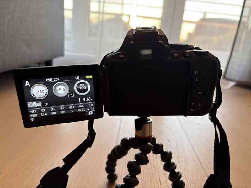 Digitální zrcadlovka Nikon D5600 - kompletní balení - foto 6