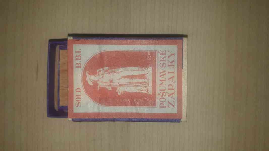 Stará dýhovaná krabička.