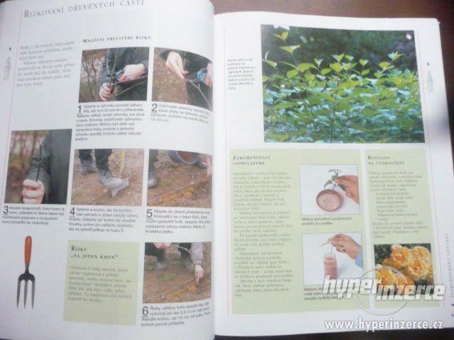 Kniha o zahradě - NOVÁ - prima dárek - foto 2