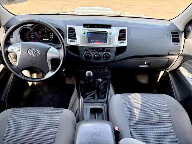 Toyota Hilux 2,5 D4D Life 4x4 nafta 106kw - foto 18