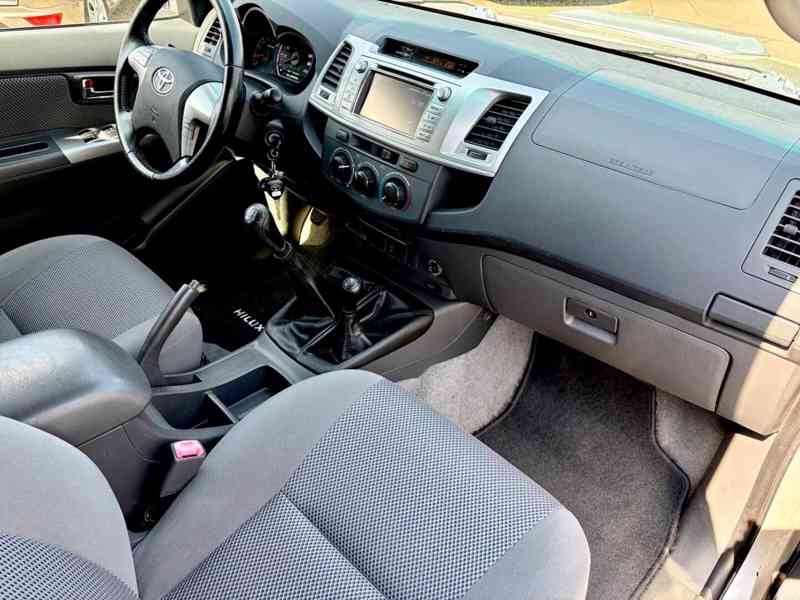 Toyota Hilux 2,5 D4D Life 4x4 nafta 106kw - foto 10