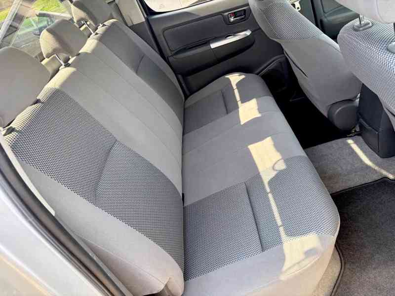 Toyota Hilux 2,5 D4D Life 4x4 nafta 106kw - foto 2