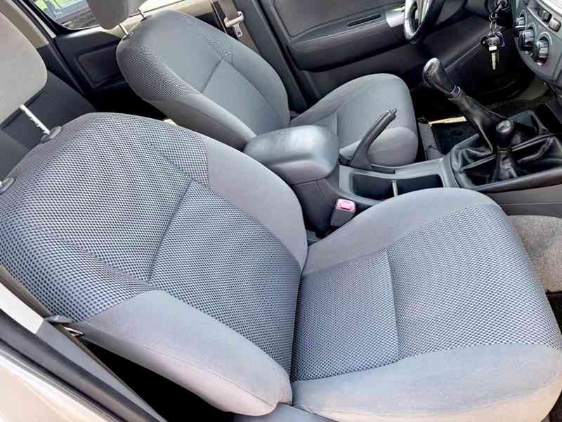 Toyota Hilux 2,5 D4D Life 4x4 nafta 106kw - foto 16