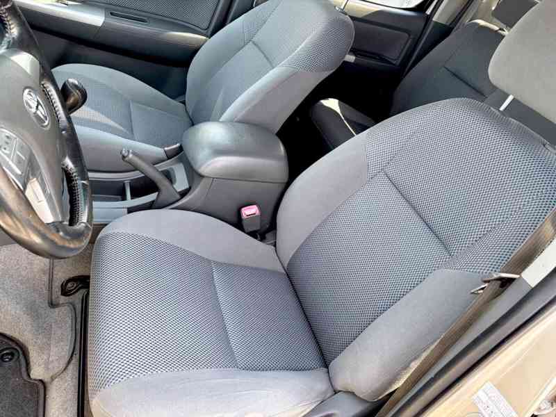 Toyota Hilux 2,5 D4D Life 4x4 nafta 106kw - foto 4