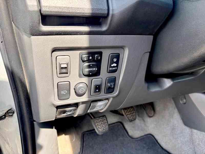 Toyota Hilux 2,5 D4D Life 4x4 nafta 106kw - foto 15