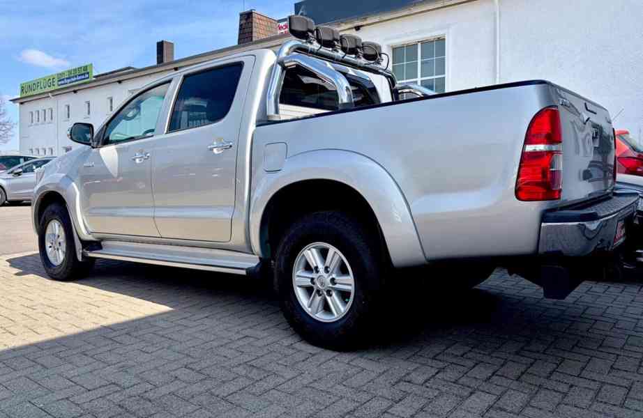 Toyota Hilux 2,5 D4D Life 4x4 nafta 106kw - foto 12