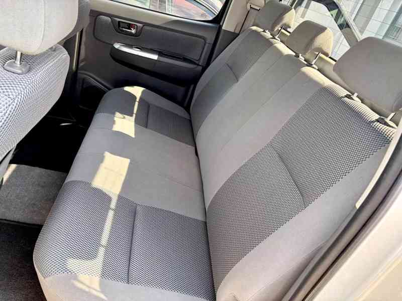 Toyota Hilux 2,5 D4D Life 4x4 nafta 106kw - foto 19