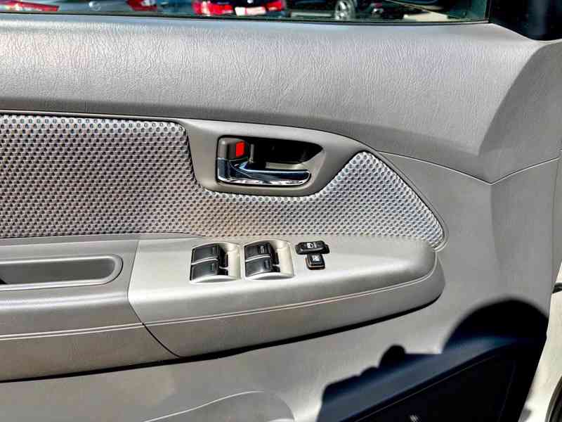 Toyota Hilux 2,5 D4D Life 4x4 nafta 106kw - foto 8