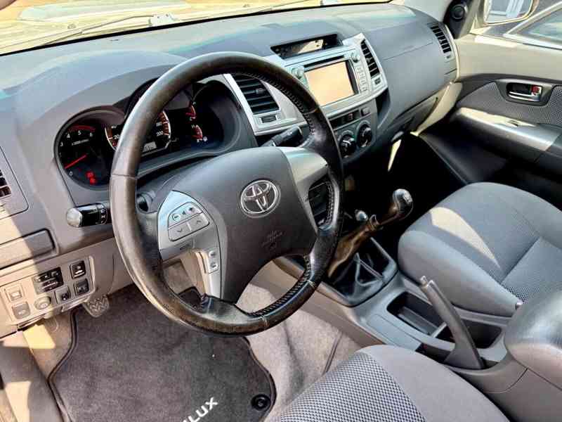 Toyota Hilux 2,5 D4D Life 4x4 nafta 106kw - foto 3