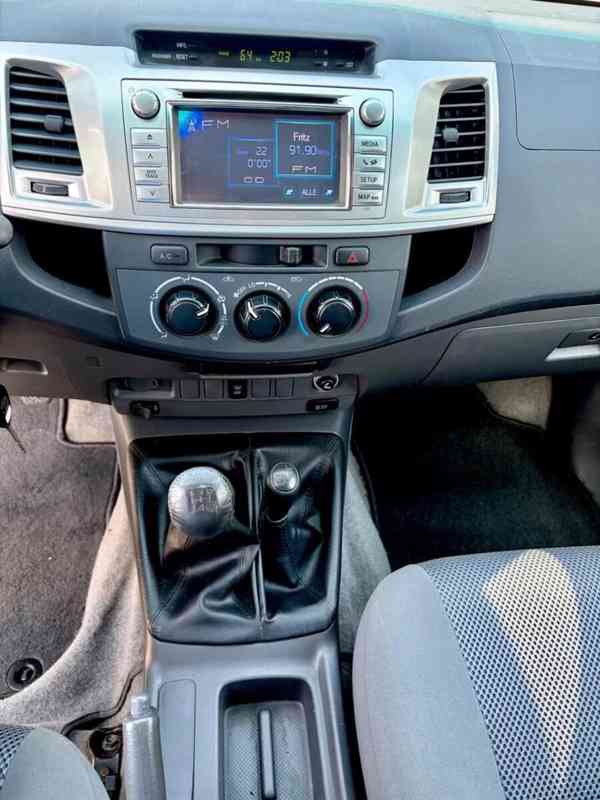 Toyota Hilux 2,5 D4D Life 4x4 nafta 106kw - foto 14