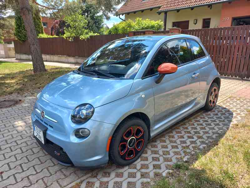 Fiat 500E 24 kWh, 83 kW r.v. 2014, modrá metalíza - foto 3
