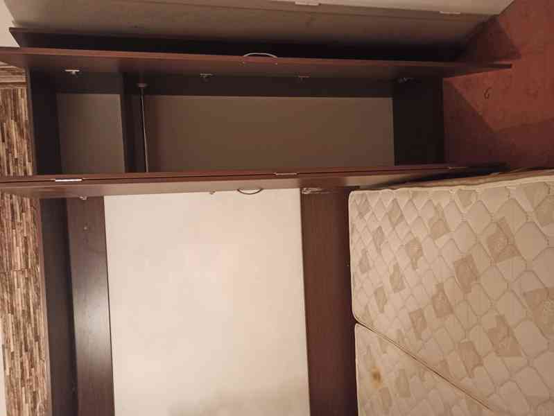 Sklápěcí postel ve skříni - foto 3