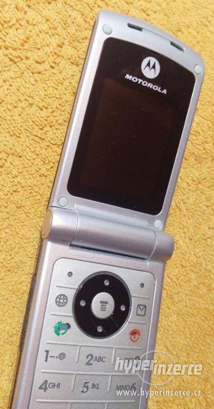 Véčko Motorola W375 - k opravě nebo na náhradní díly!!! - foto 5