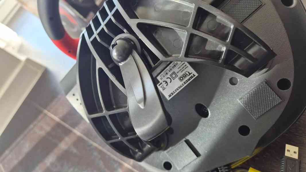 volant Thrustmaster T150 Ferrari Force Feedback – TOP STAV - foto 12