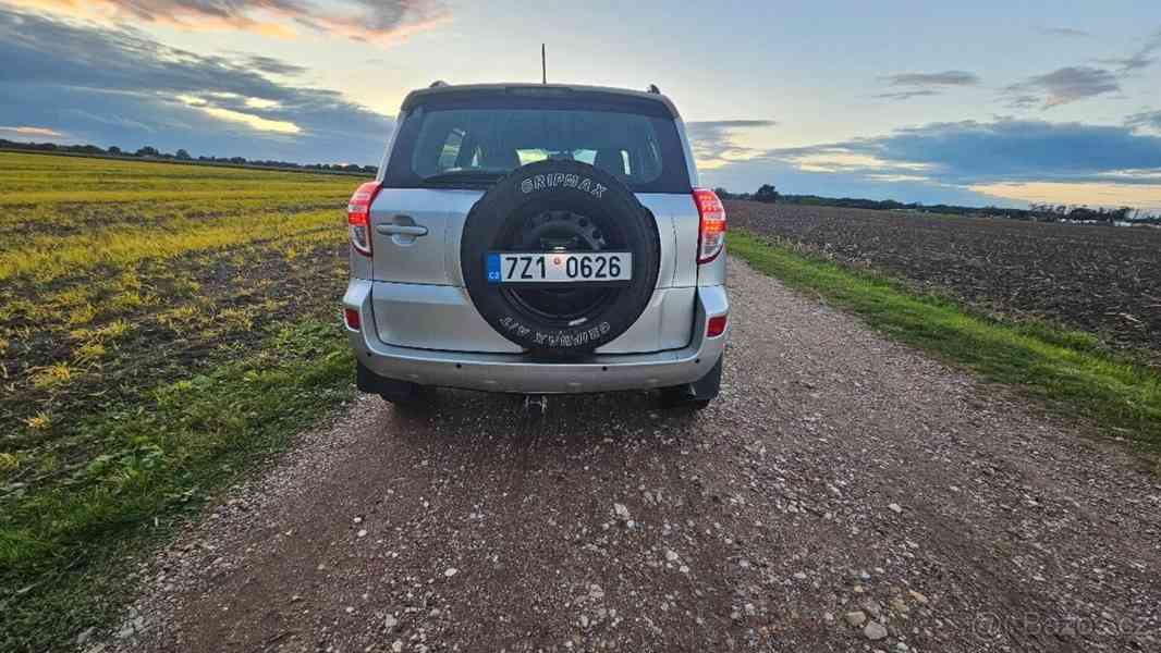 Toyota RAV4 2,2   2009 - foto 2