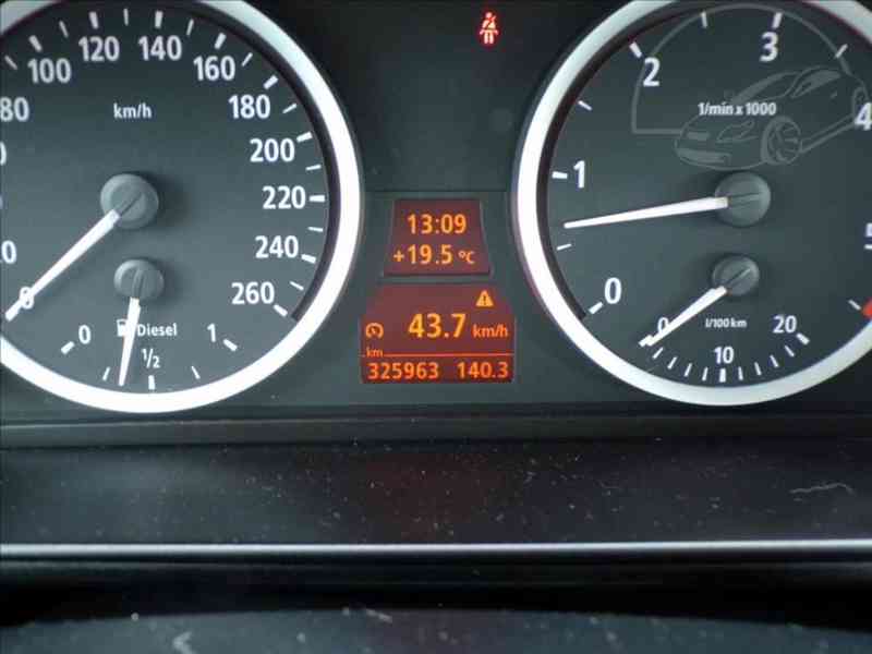 BMW 525 D M57 2,5 KŮŽE,XENON,NAVI - foto 6