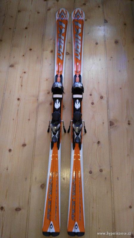 Nové sportovní sjezdové lyže Voelkl - foto 1