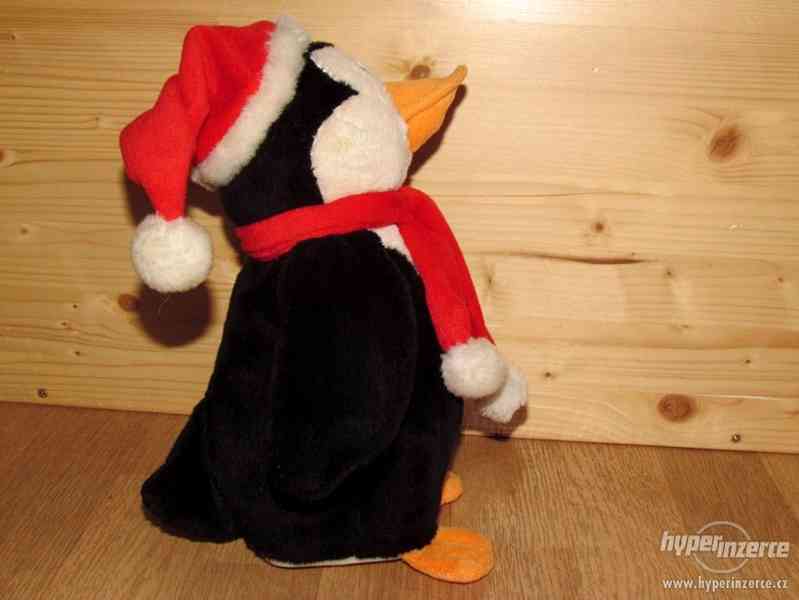 Hrající plyšáci - tučňáci a Santa; - foto 3