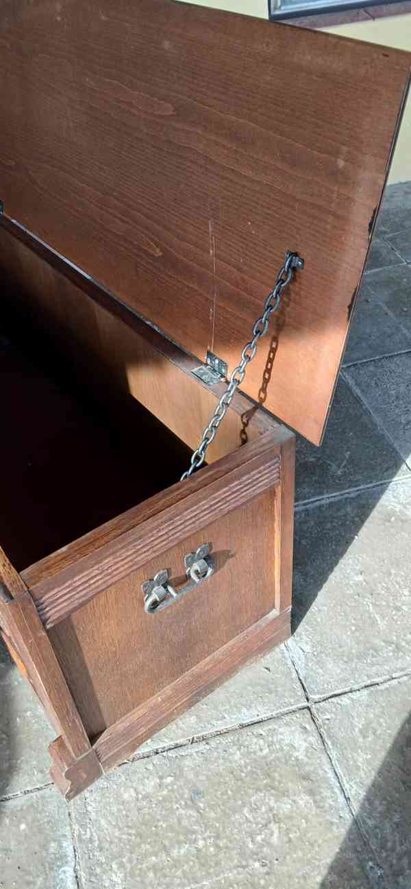 Vyřezávaná dřevěná truhla z masivního dubu  - foto 4