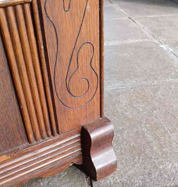 Vyřezávaná dřevěná truhla z masivního dubu  - foto 7