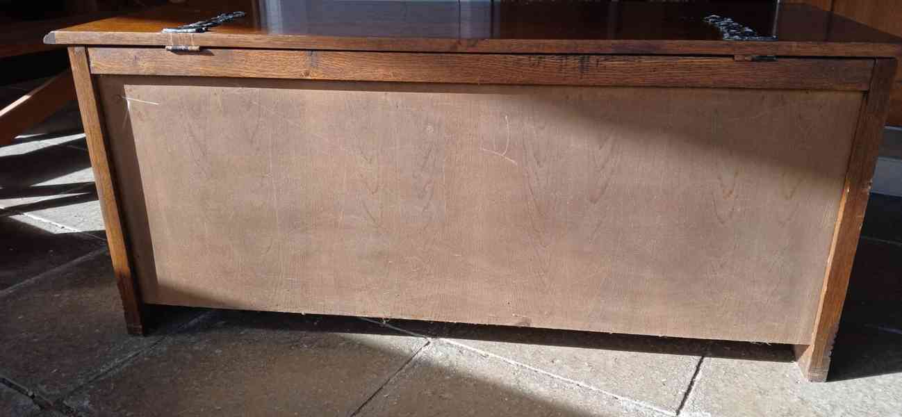 Vyřezávaná dřevěná truhla z masivního dubu  - foto 8