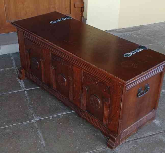 Vyřezávaná dřevěná truhla z masivního dubu  - foto 2