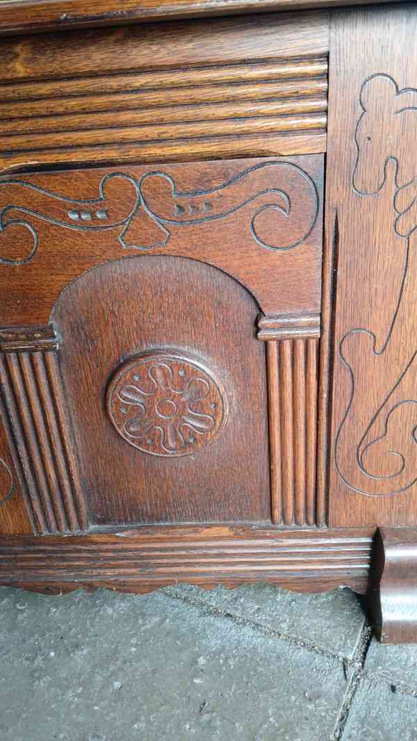 Vyřezávaná dřevěná truhla z masivního dubu  - foto 6