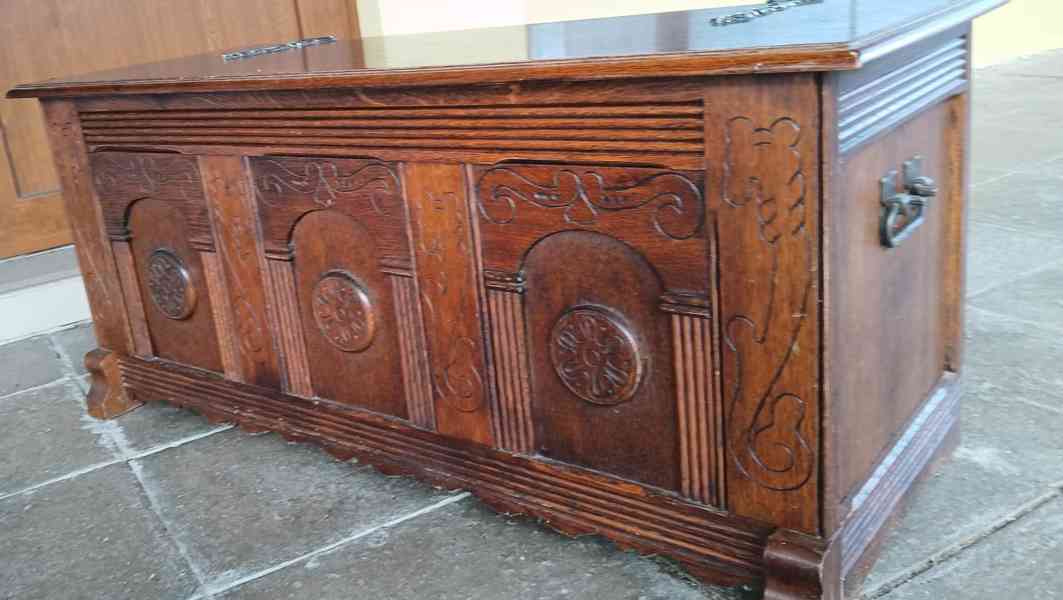 Vyřezávaná dřevěná truhla z masivního dubu  - foto 3