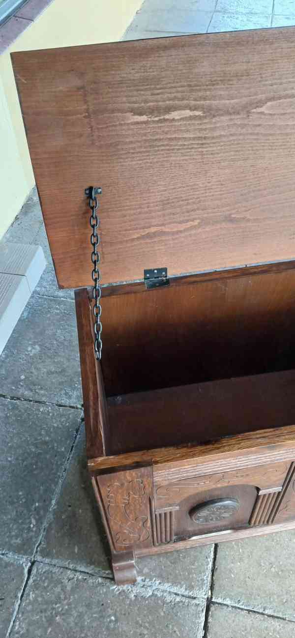 Vyřezávaná dřevěná truhla z masivního dubu  - foto 5