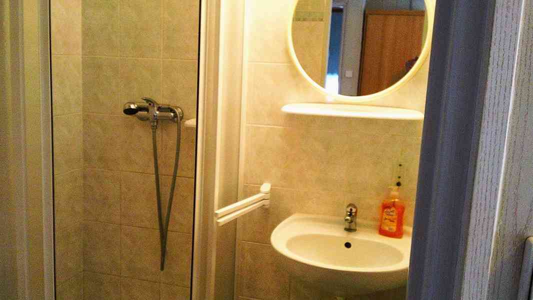 Nekuřácký pokoj s příslušenstvím v RD Pha 13 pro 1 osobu. - foto 2