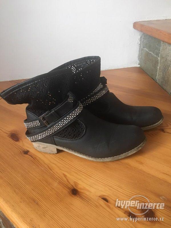 Kotníkové boty s krajkou - foto 1