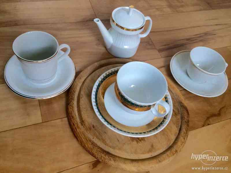 Tři porcelánové sety + dvakrát konvička na čaj - foto 1
