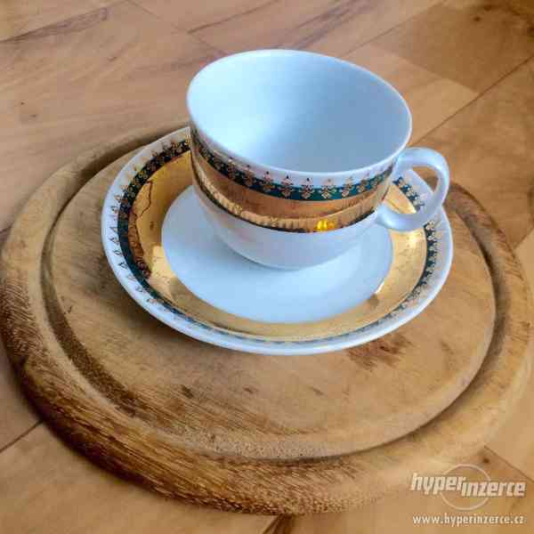 Tři porcelánové sety + dvakrát konvička na čaj - foto 2