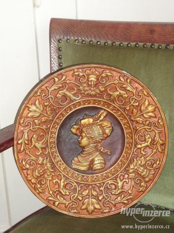Závěsný talíř dekorativní s reliéfem 34 cm - foto 1