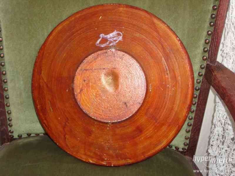 Závěsný talíř dekorativní s reliéfem 34 cm - foto 3