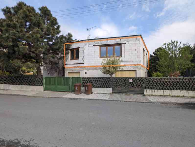 Prodej 1/2 RD se samostatnou BJ 3+1 s garáží, sklepem a 2+kk - foto 3