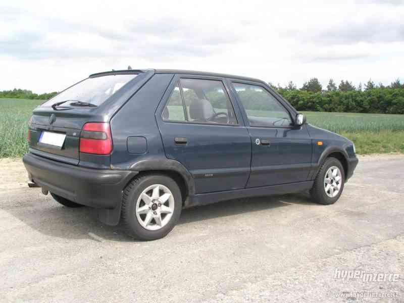 Škoda Felicia s dálniční známkou - foto 2