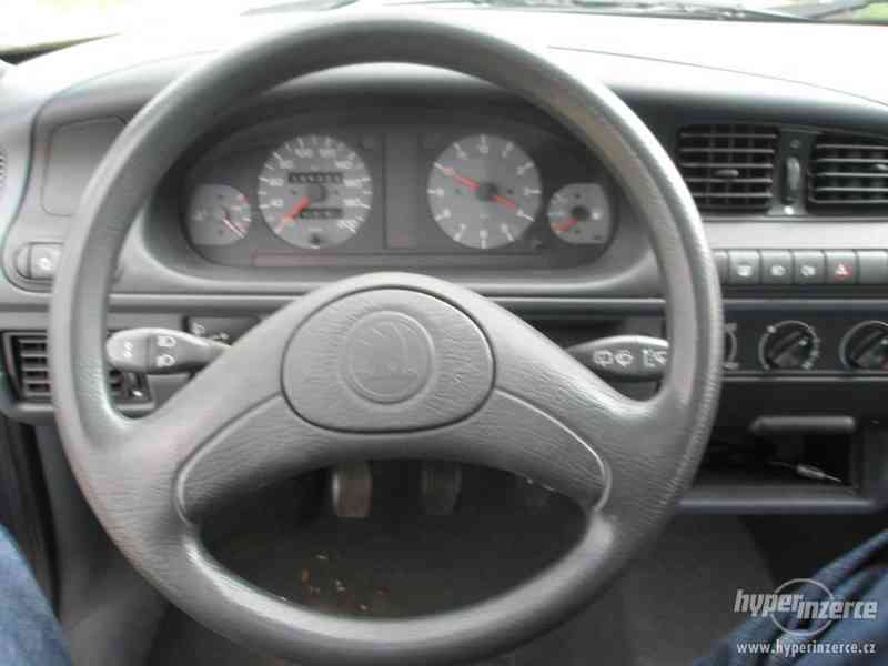 Škoda Felicia s dálniční známkou - foto 8