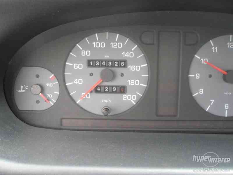 Škoda Felicia s dálniční známkou - foto 9