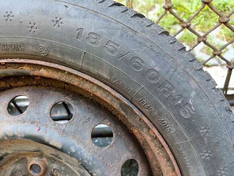 Zimní kola + originál poklice na Toyota Yaris - foto 8