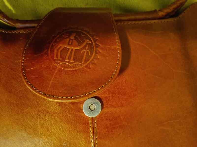 Prodám DÁMSKOU KOŽENOU HNĚDOU KABELKU - foto 2