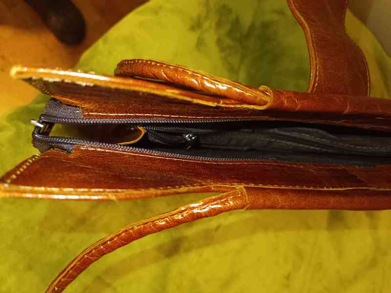 Prodám DÁMSKOU KOŽENOU HNĚDOU KABELKU - foto 8