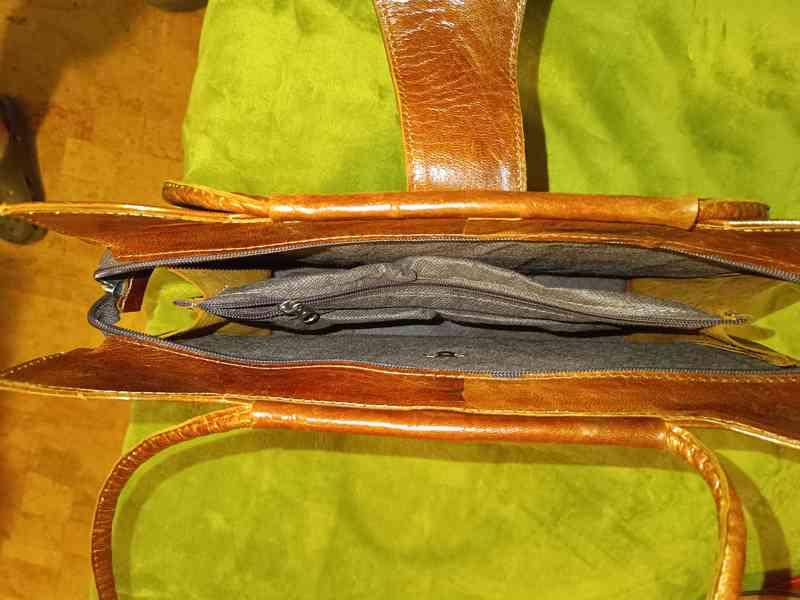 Prodám DÁMSKOU KOŽENOU HNĚDOU KABELKU - foto 4