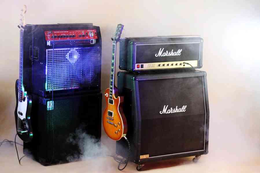 Závěs hudebních nástrojů umístitelný na aparaturu - foto 2