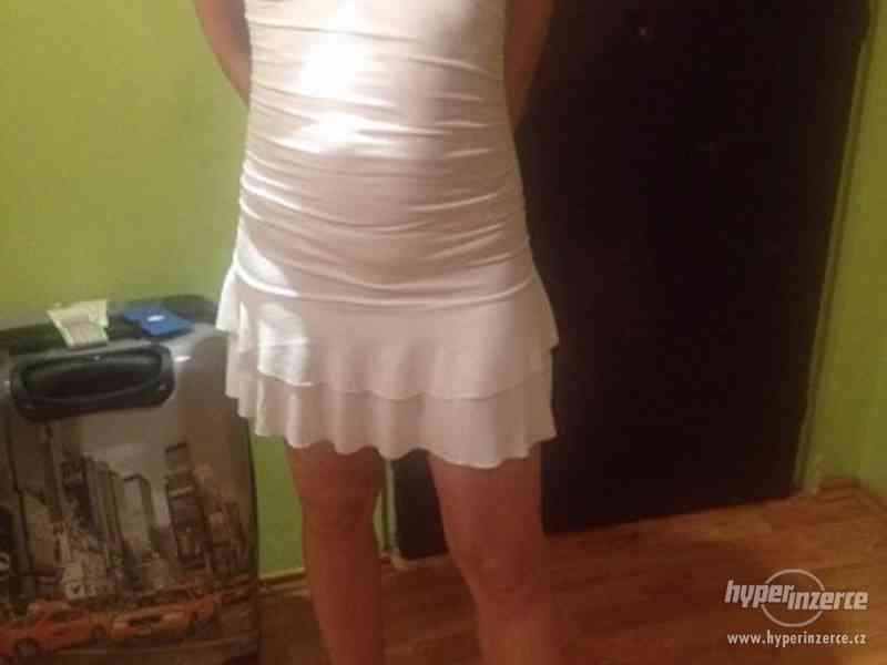 bílé šaty s volánka a holými zády s košíčky v. 36 - foto 1