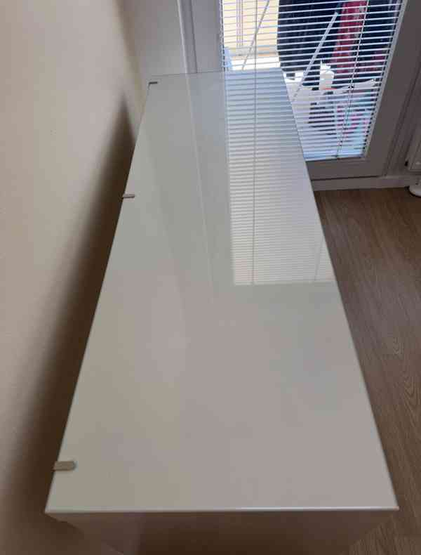 Noční stolek ze skleněnou deskou - foto 5